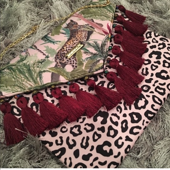 Edgy clutch. Colombian designs.